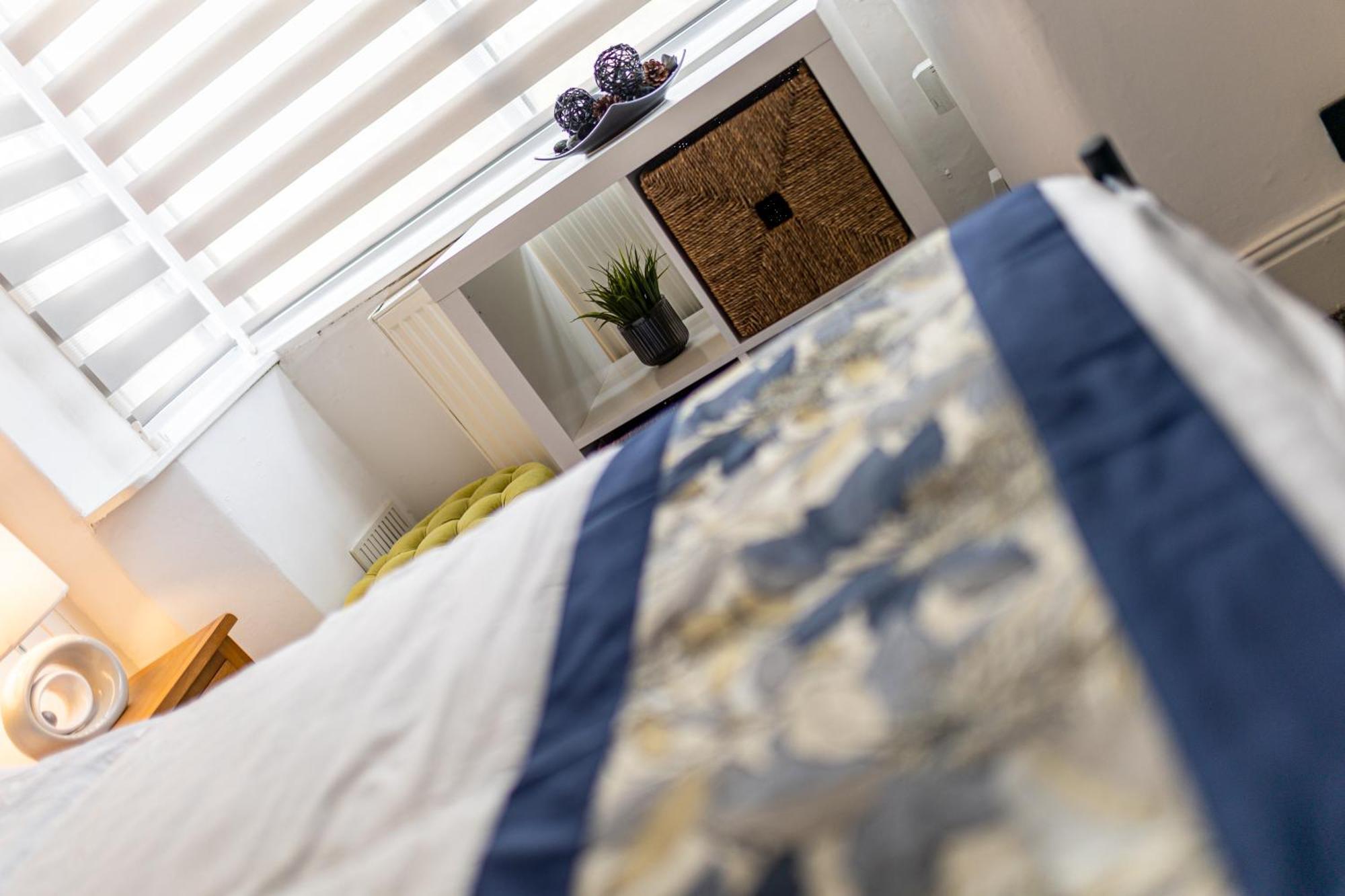 Coronation House By Yourstays - 3 Bedroom House In Newcastle-Under-Lyme Stoke-on-Trent Экстерьер фото