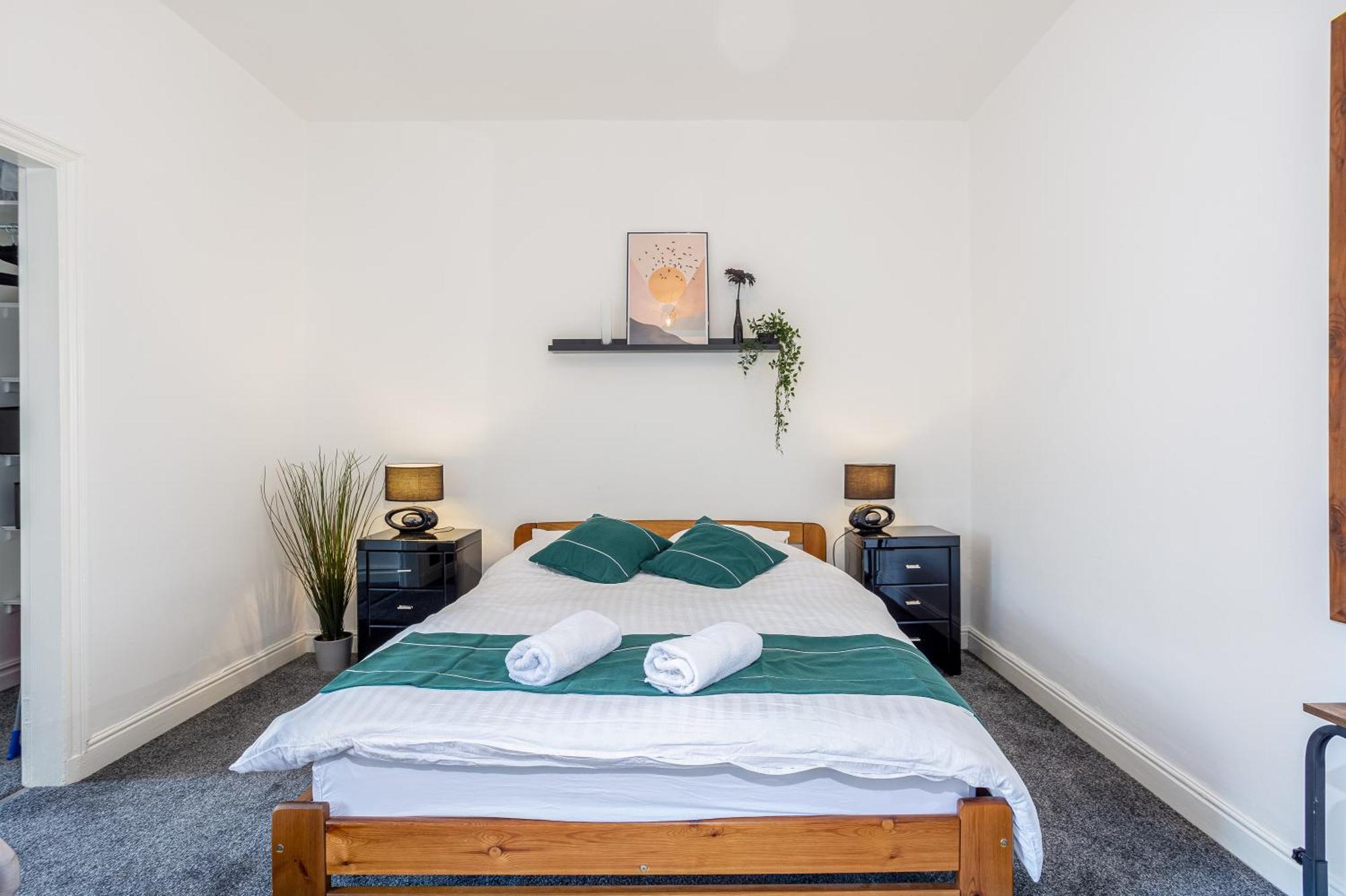 Coronation House By Yourstays - 3 Bedroom House In Newcastle-Under-Lyme Stoke-on-Trent Экстерьер фото