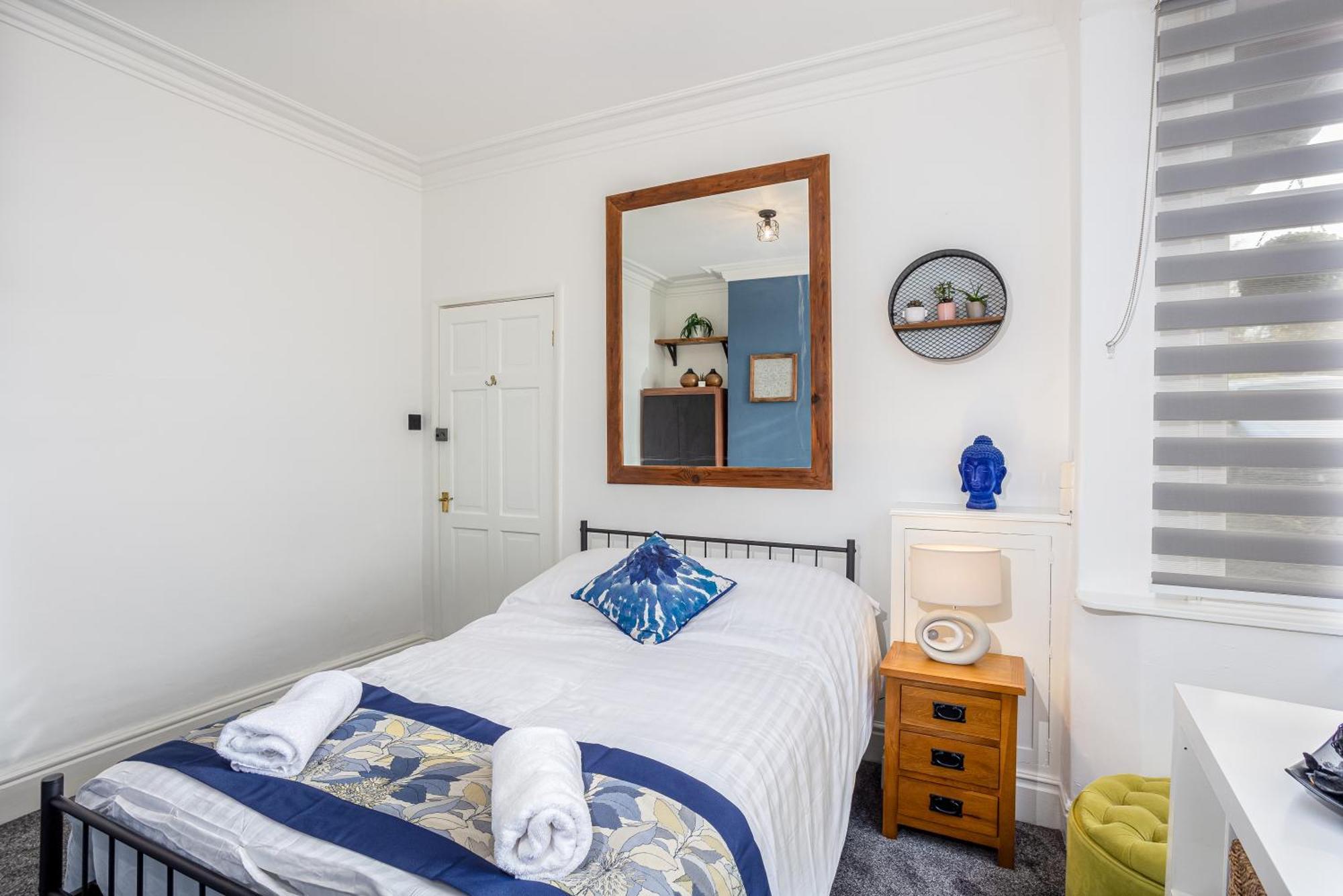 Coronation House By Yourstays - 3 Bedroom House In Newcastle-Under-Lyme Stoke-on-Trent Экстерьер фото